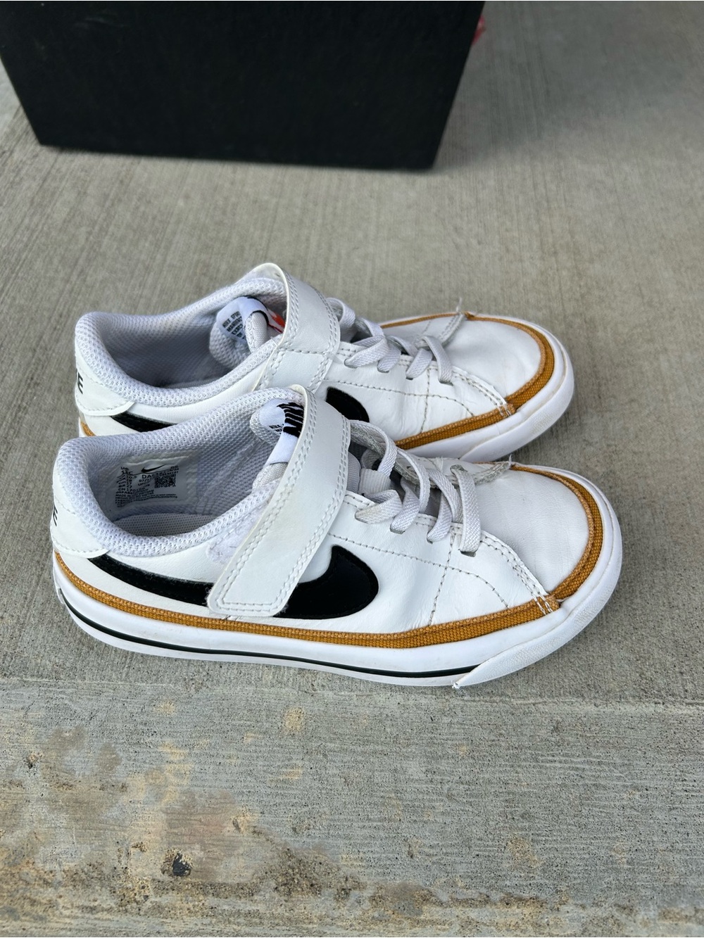 Nike Kids White Black and Gold Low-Top Sneakers